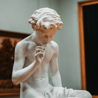 Античная скульптура мальчика